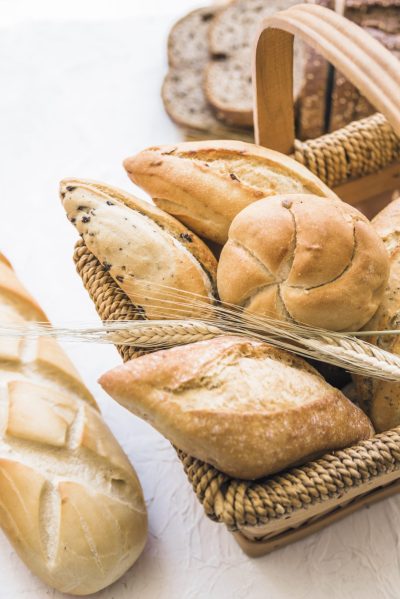 deliciosos-productos-de-panaderia-en-la-cesta